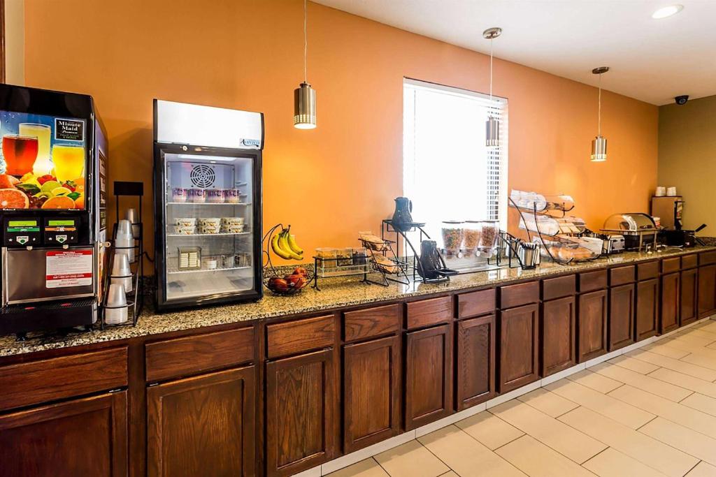 圆石城Days Inn by Wyndham Round Rock的厨房配有带冰箱的柜台