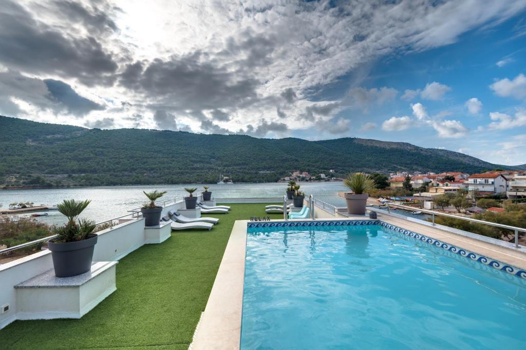格雷巴蒂卡罗科假日公寓的一座享有水景的建筑屋顶上的游泳池