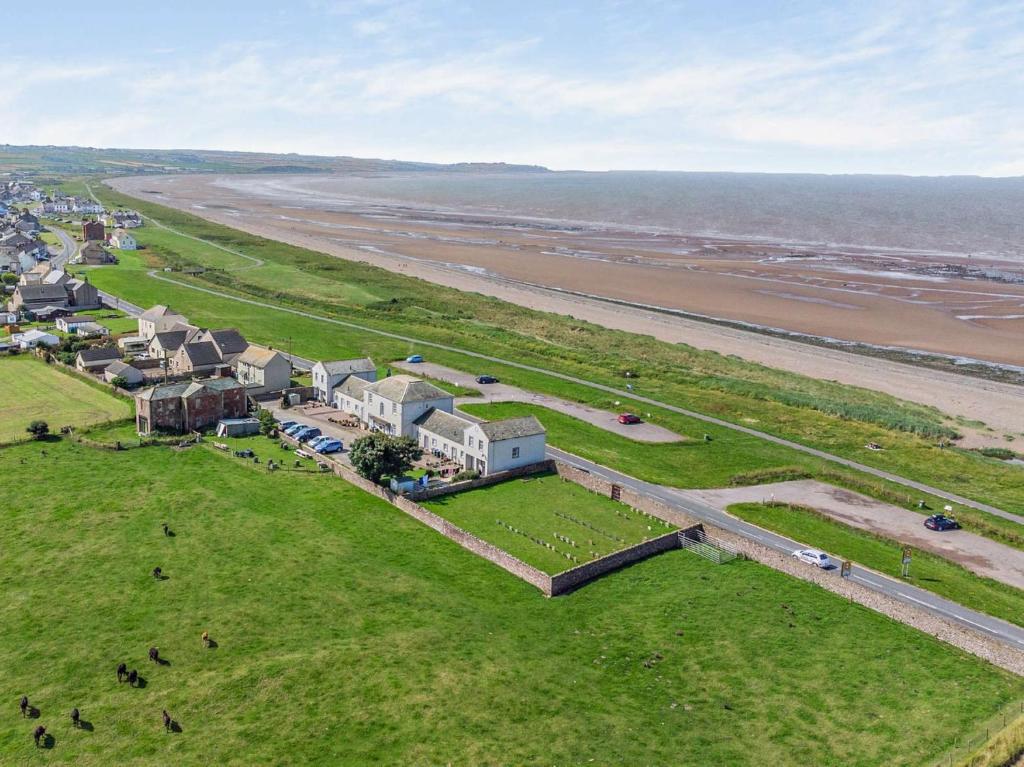 Allonby1 Bed in Allonby SZ356的海滩旁房屋的空中景致