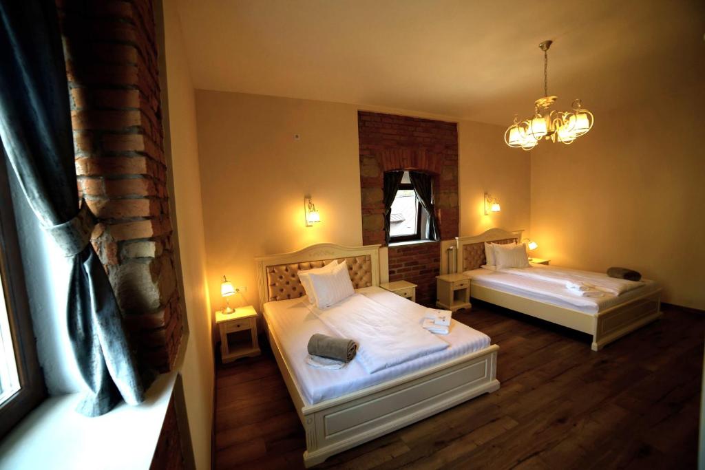 锡盖图马尔马切伊Casa Huber的一间卧室配有两张床和吊灯。