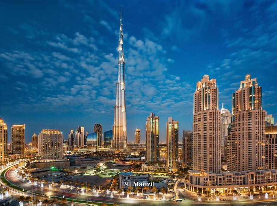 迪拜Manzil - 1BR in The Bay with Canal View nr Dubai Mall的城市与世界最高摩天大楼的景色