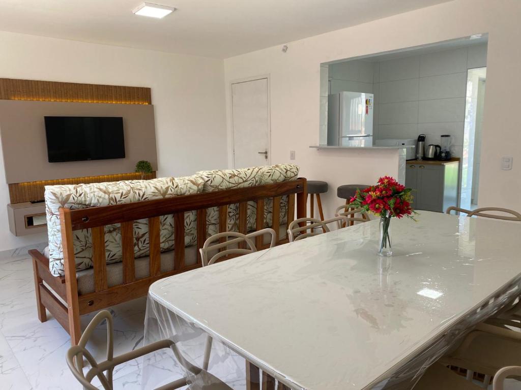 巴拉那州蓬塔尔Apartamento 1 quadra do mar的一间带桌子和沙发的用餐室