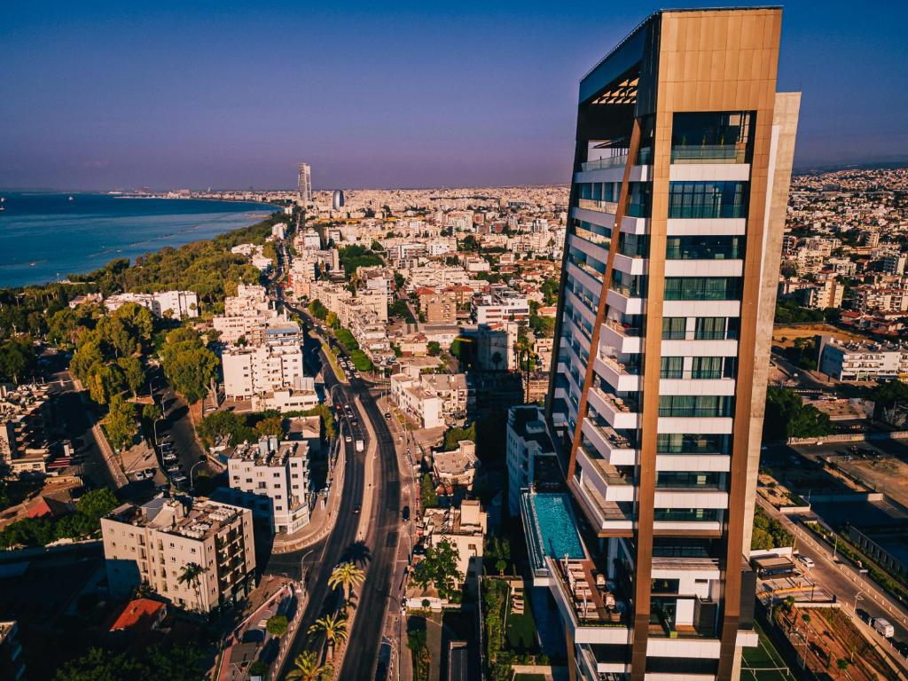 利马索尔The Icon Limassol的享有高楼城市美景