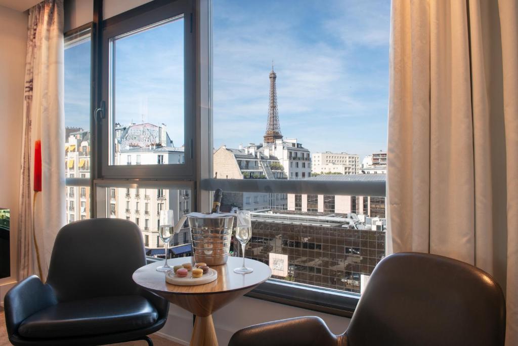 巴黎帕里斯巴黎埃菲尔铁塔酒店的客房设有窗户,享有艾菲尔铁塔的景色