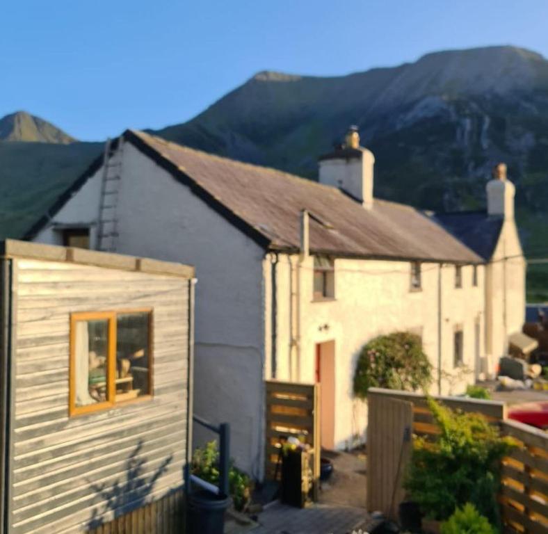 贝塞斯达Snowdonia Mountain Lodge的前面有栅栏的小白色房子