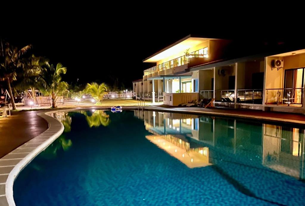 奥斯洛布W Golf Resort的一座游泳池,在晚上在建筑物前