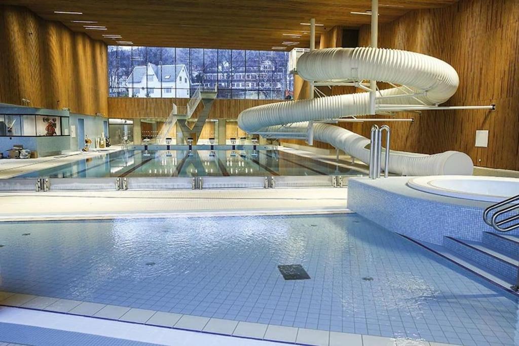 于尔斯泰因维克Charming house in Ulsteinvik with free parking的一个带水滑梯的大型游泳池