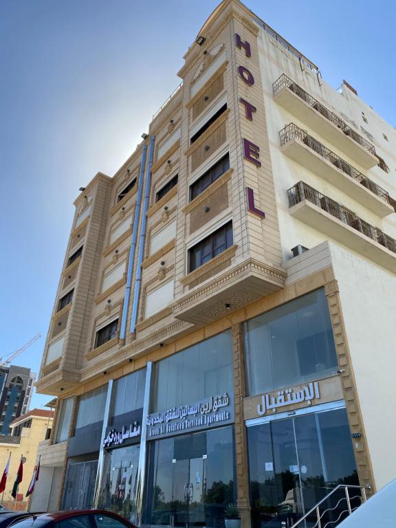 吉达Areen Hotel Al Basateen的一座高耸的老虎建筑