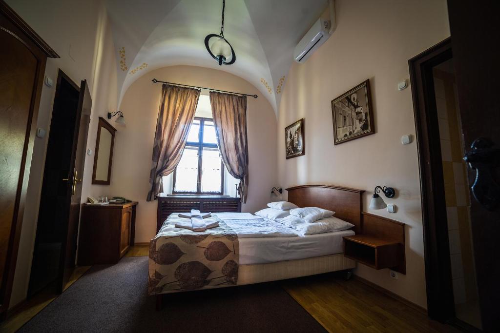 杰尔克拉斯特姆酒店的一间卧室设有一张床和一个窗口
