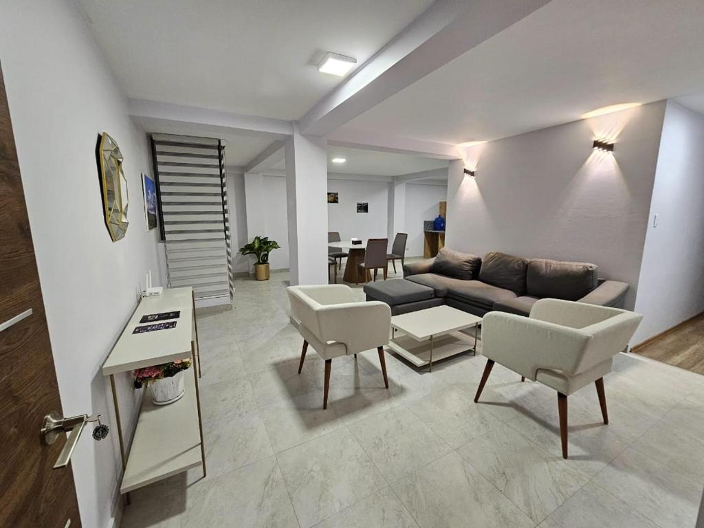 里奥班巴New Dawn Rio的客厅配有沙发、椅子和桌子