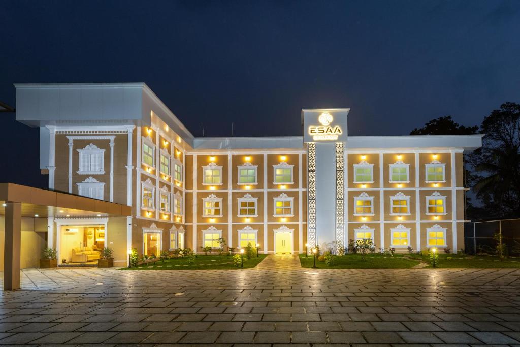 科钦ESAA Airport Hotel Kochi的一座带灯光的大建筑