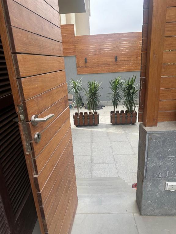 开罗Oriana Villa Guest House的一座种植了盆栽植物的建筑中的木门