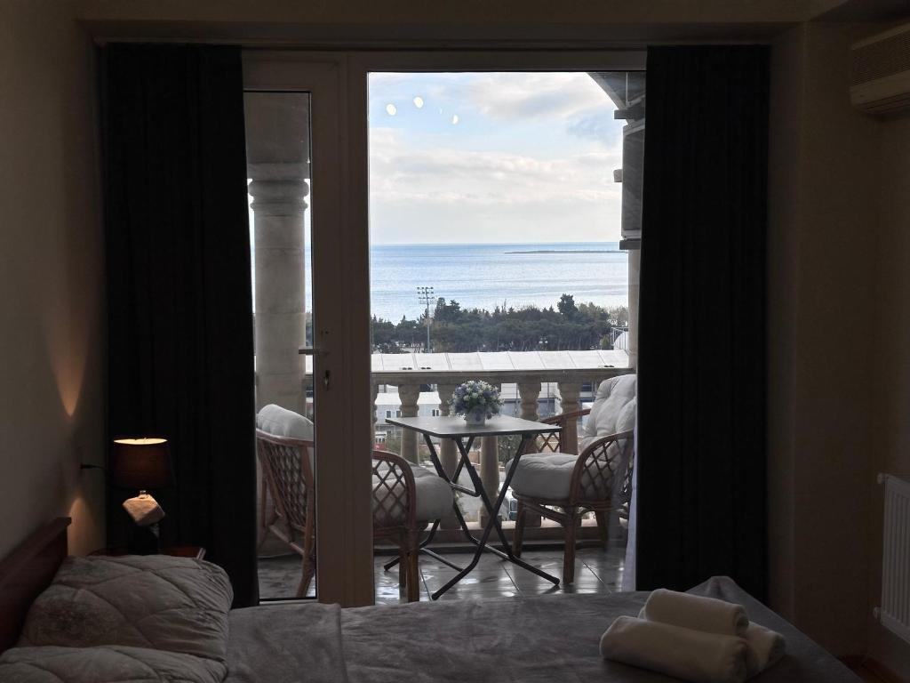 巴库Sea view Residence的卧室设有海景阳台。