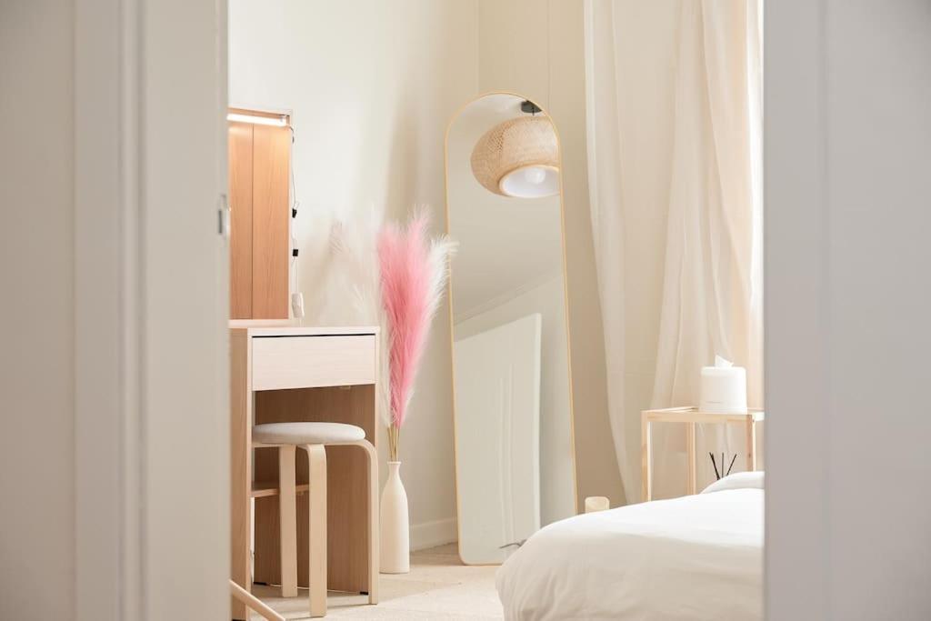 首尔Seoul Sensibility B&B House的卧室配有白色的床和镜子