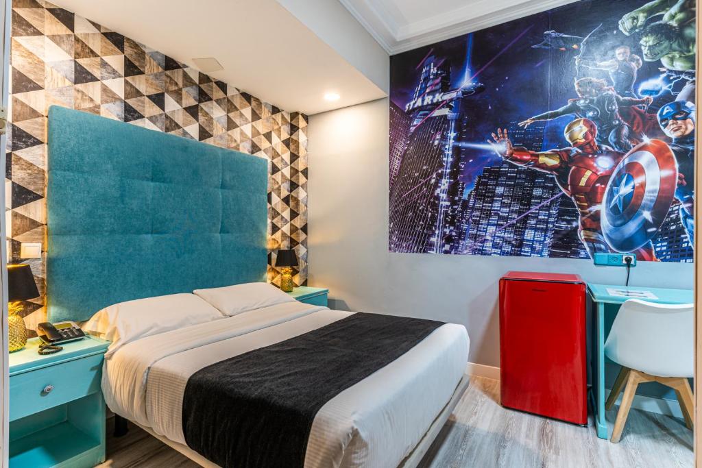 马德里墨西哥酒店的卧室配有一张床,墙上挂有绘画作品