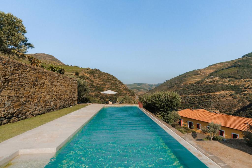 比索达雷加Quinta Dona Matilde的山中的一个游泳池