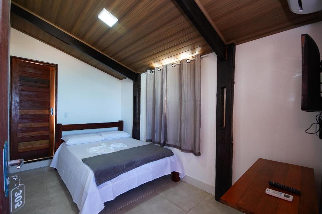 马塞约Pousada Girassol的一间小卧室,配有床和窗户