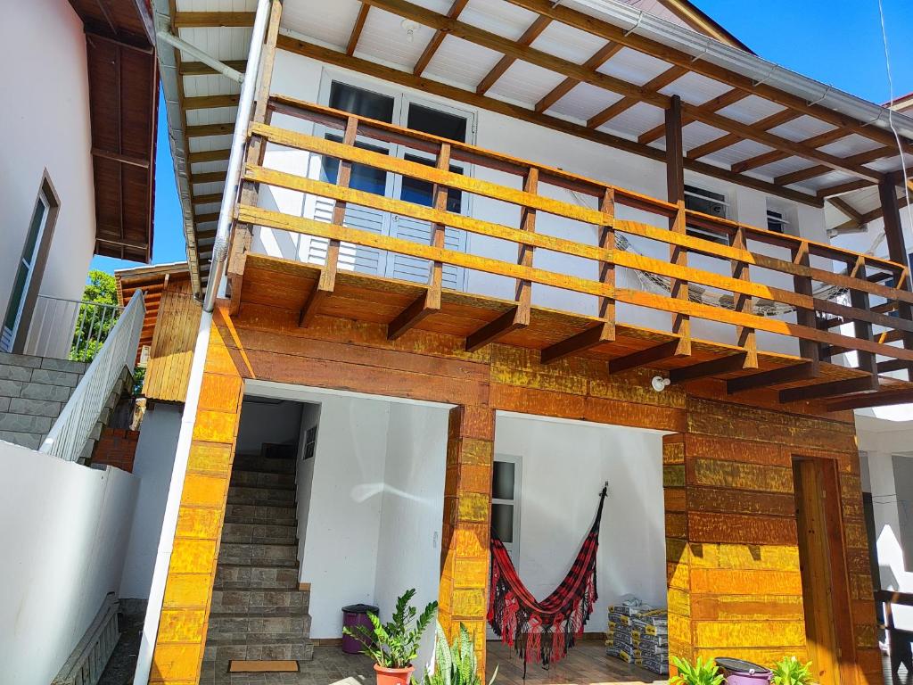 帕罗卡Casas do juju的顶部设有木甲板的房子