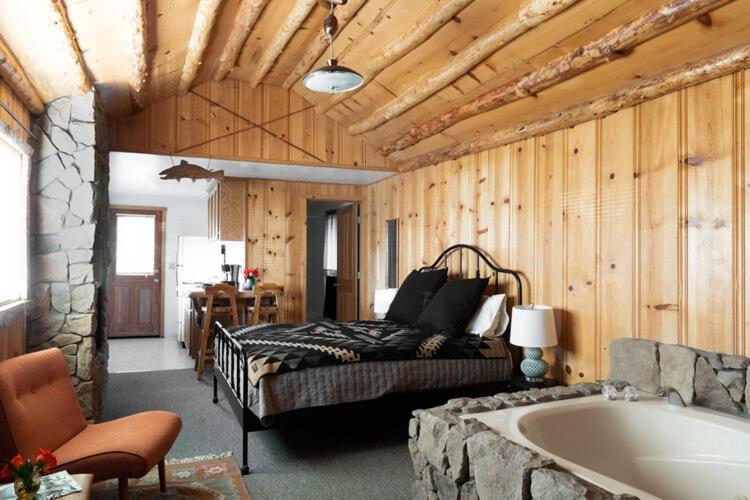 大熊湖2412 - Oak Knoll Studio with Jacuzzi #15 cabin的一间卧室配有一张床和浴缸