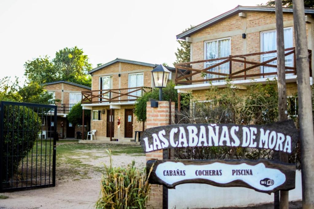 Villa Santa Cruz del LagoCABAÑAS DE MORA的前面有标志的房子