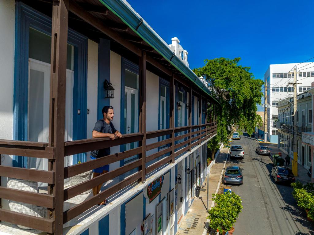 圣胡安Lofts At San Agustin的看不见建筑物窗户的人