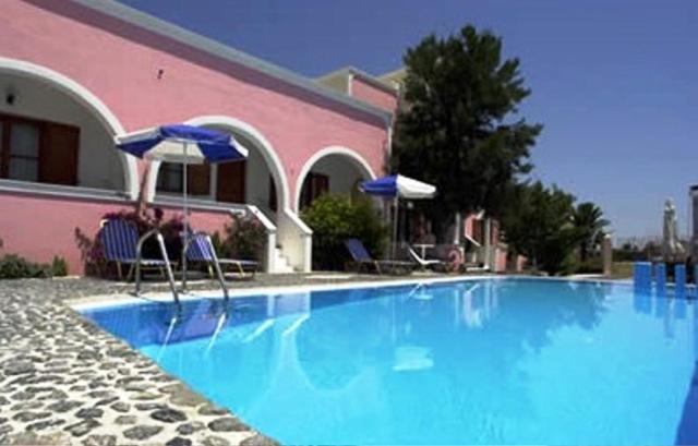 佩里萨格鲁吉亚别墅酒店的坐在游泳池旁椅子上的人