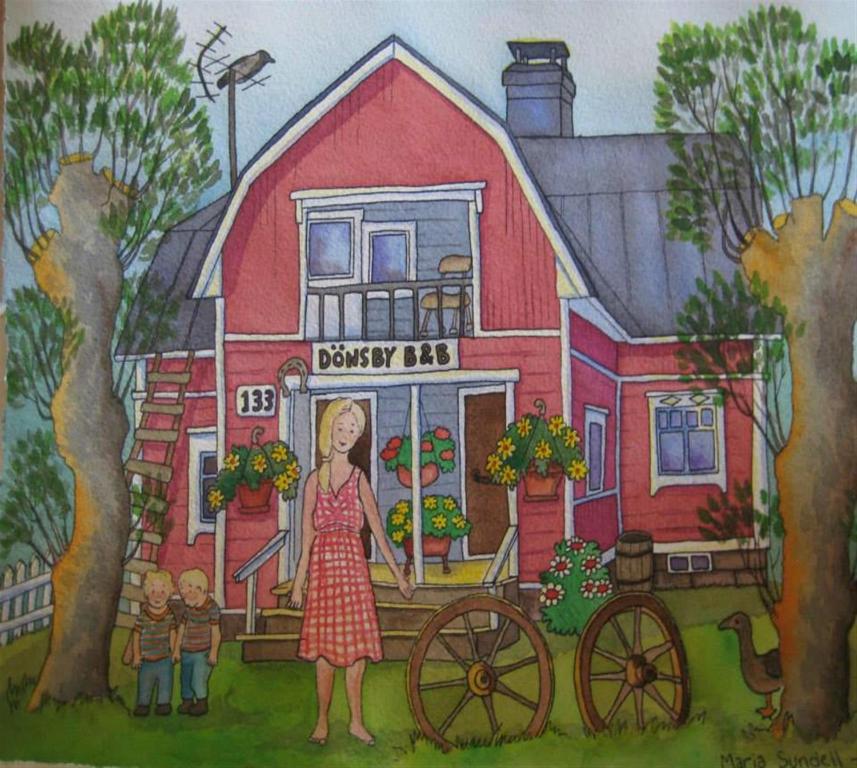 KarjaaVilla Dönsby的站在红房子前面的女人的画