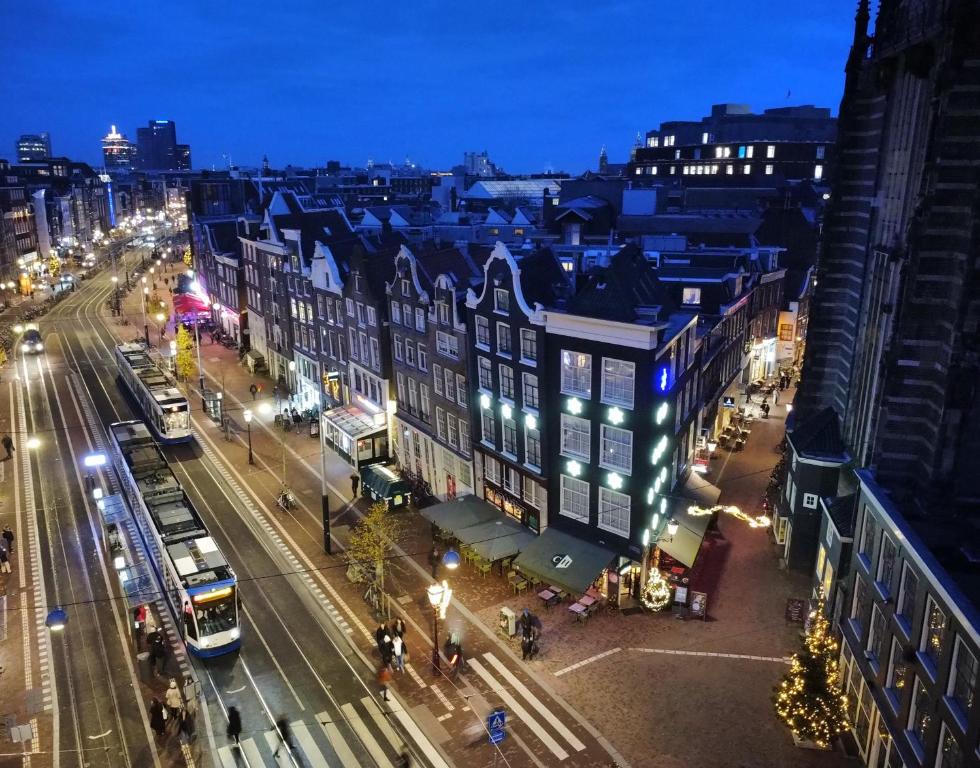 阿姆斯特丹角落之家酒店的夜间有公共汽车的城市街道