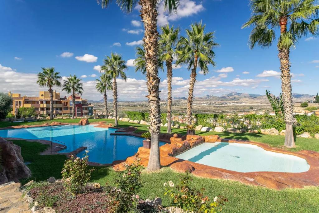 穆特克萨梅尔Golf Bonalba Alicante "Servall Host"的棕榈树泳池和度假村