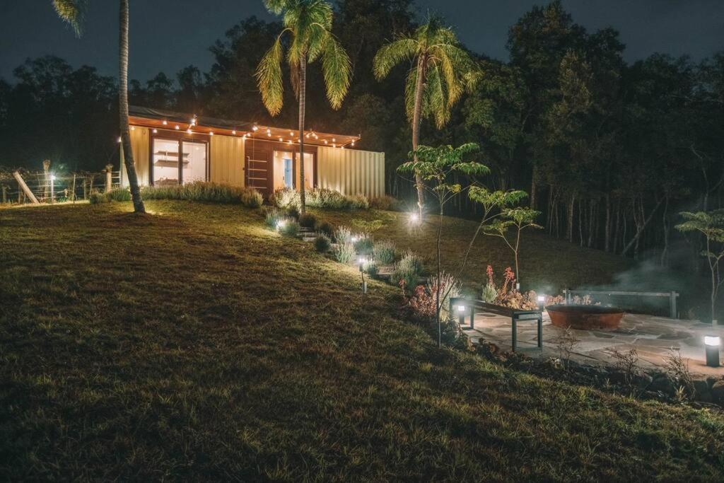 加里波第TinyWine House Vale dos Vinhedos的夜晚在院子里有灯的房子