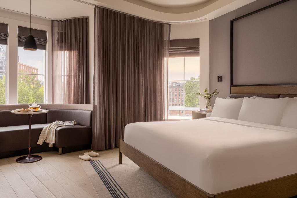 剑桥Sonder 907 Main的酒店的客房 - 带一张床、椅子和窗户