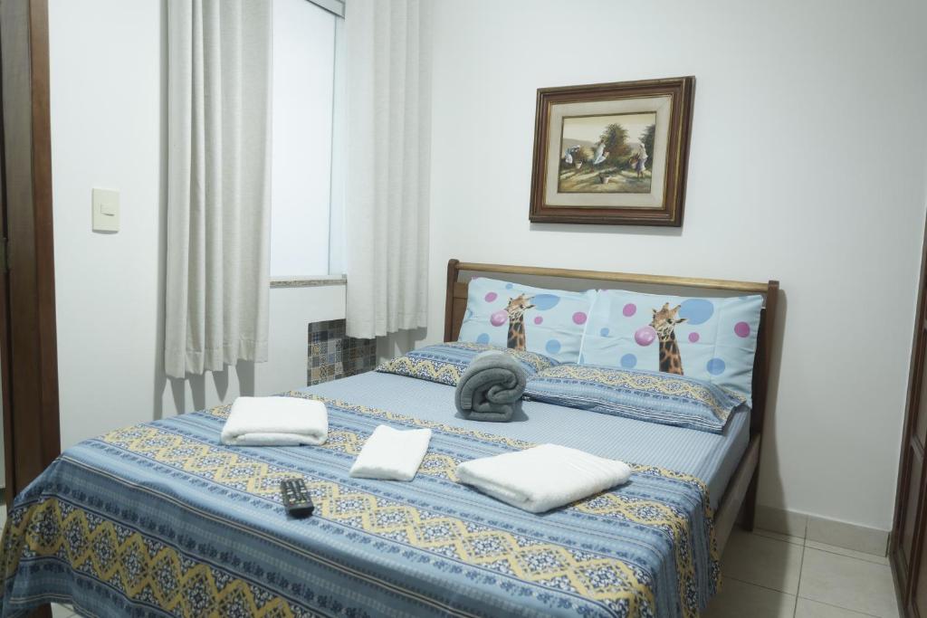 阿拉亚尔-杜卡布CANTO DA ARVORE 1的一间卧室配有一张带两个枕头的床