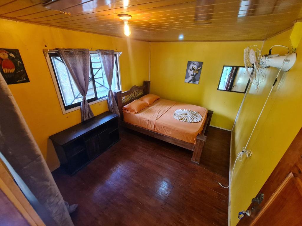 德雷克Hostel Yinary的黄色间内一间卧室,配有一张床