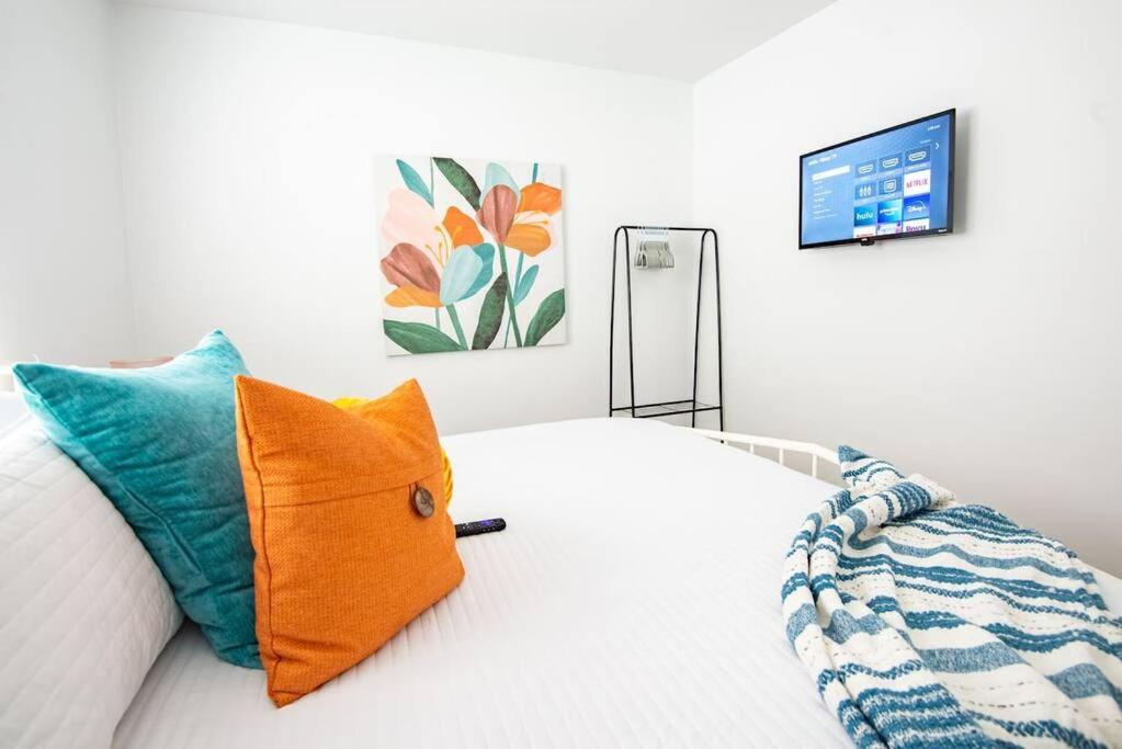 伯明翰Vulcan’s Hideout / Cozy King Bed / A1的一间卧室配有一张带橙色枕头的床