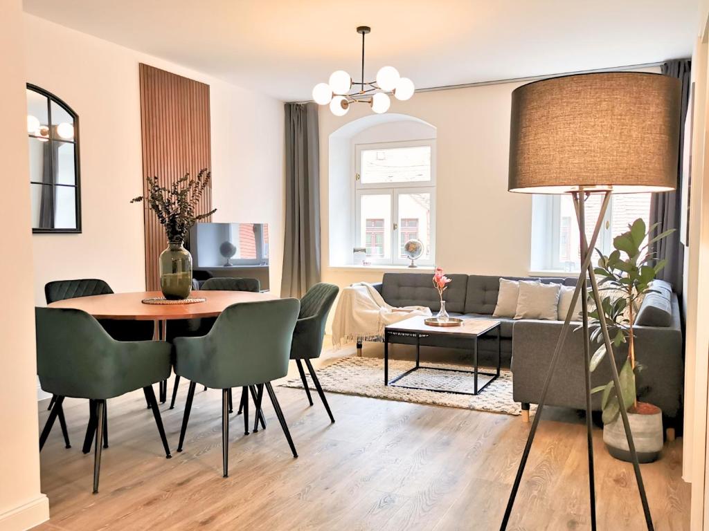 梅森Fynbos Apartments Deluxe, Balkon, Netflix, Parkplatz的用餐室以及带桌椅的起居室。