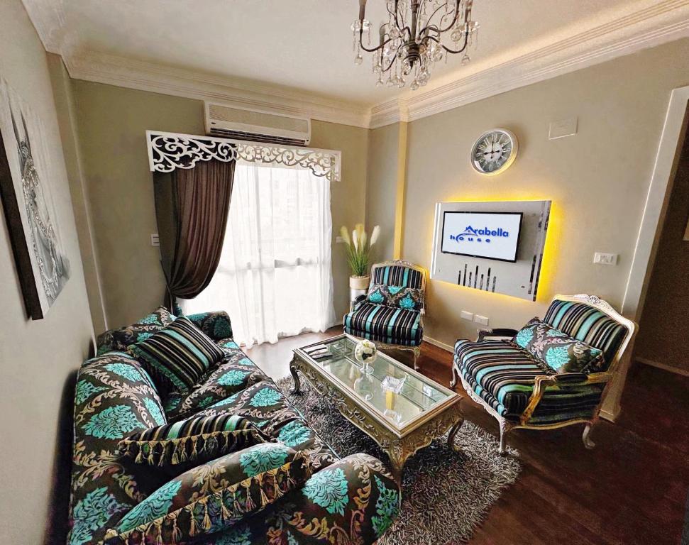开罗The Arabella House - New Cairo的客厅配有两张沙发和一张咖啡桌