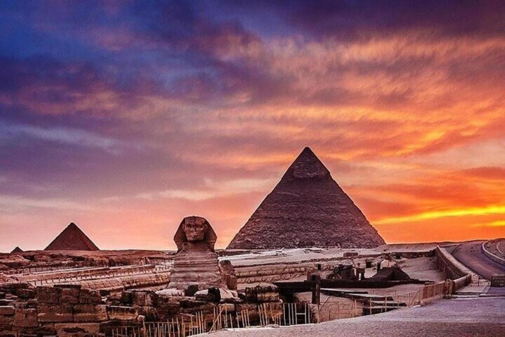 开罗Pyramids Hotel的日落时分吉萨金字塔的景色