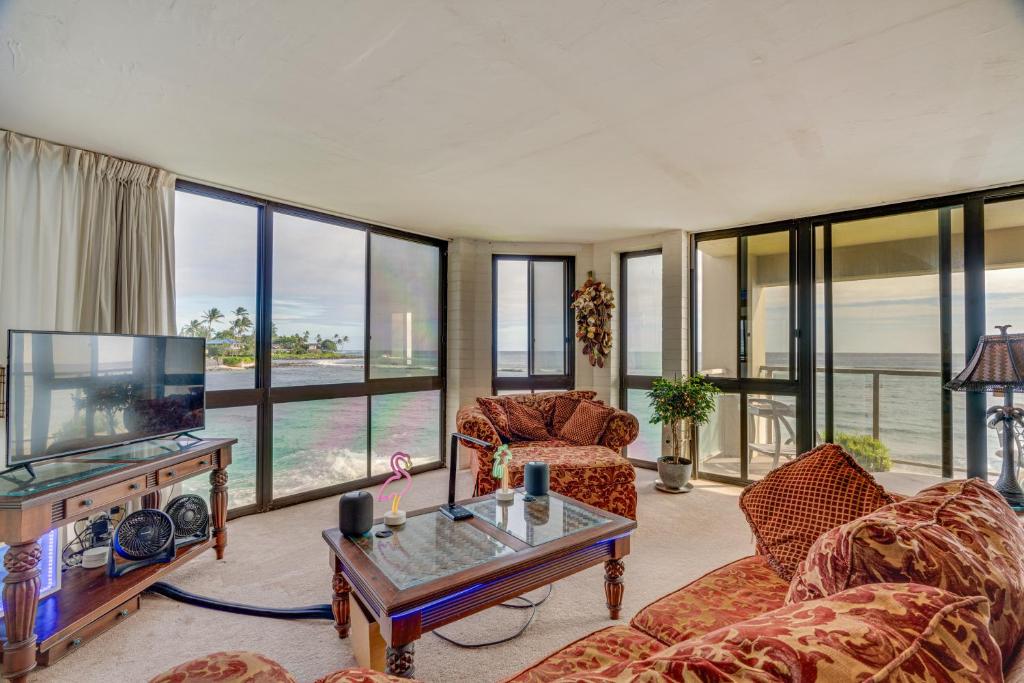 科洛阿Colorful Poipu Condo with Expansive Ocean Views!的客厅配有家具和平面电视。