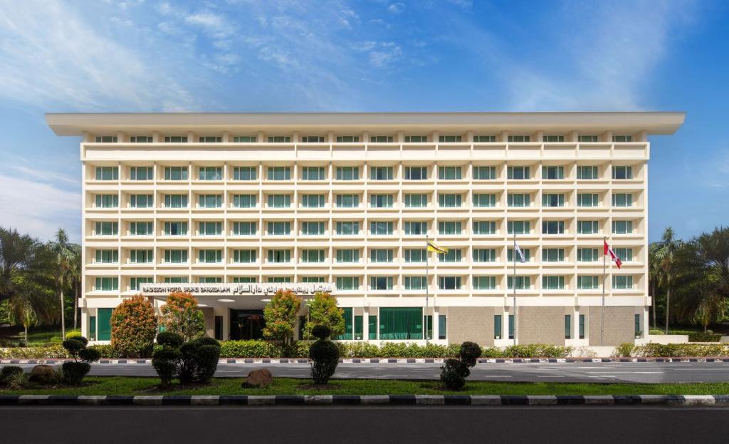 斯里巴加湾市汶萊丽筠酒店的一座白色的大建筑,有很多窗户