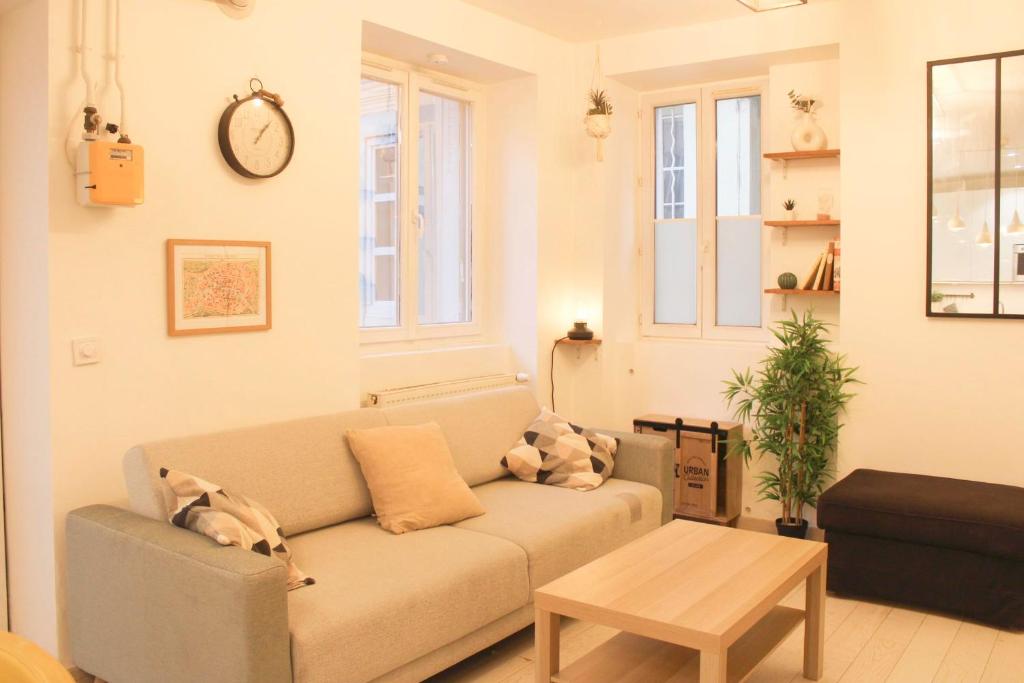 巴黎Cosy 38 m love nest near Centquatre-Paris的客厅配有沙发和桌子