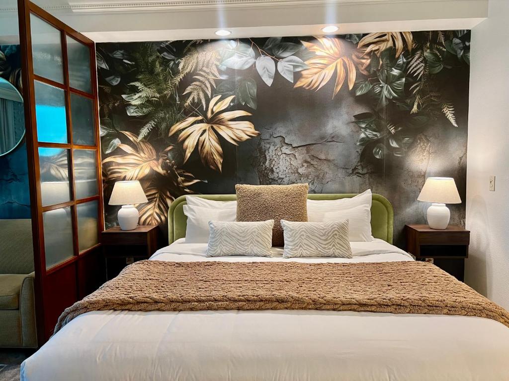 拉斯维加斯Blu Cashmere Suite * MGM Signature 23rd FLR w/balcony strip view的一间卧室设有一张带花卉墙壁的大床