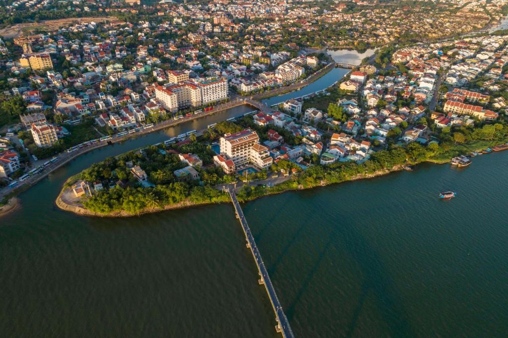 会安RiverTown Hoi An Resort & Spa的城市和河流的空中景观