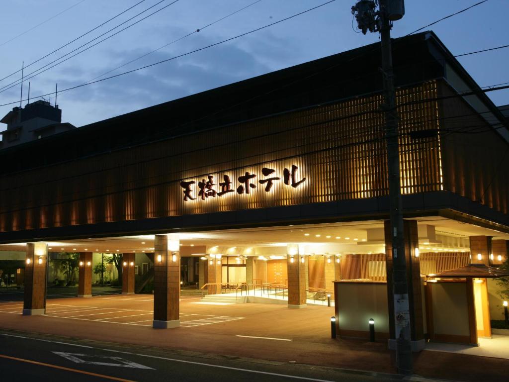 宫津市天野桥立日式旅馆的一座建筑,晚上在建筑的一侧写字