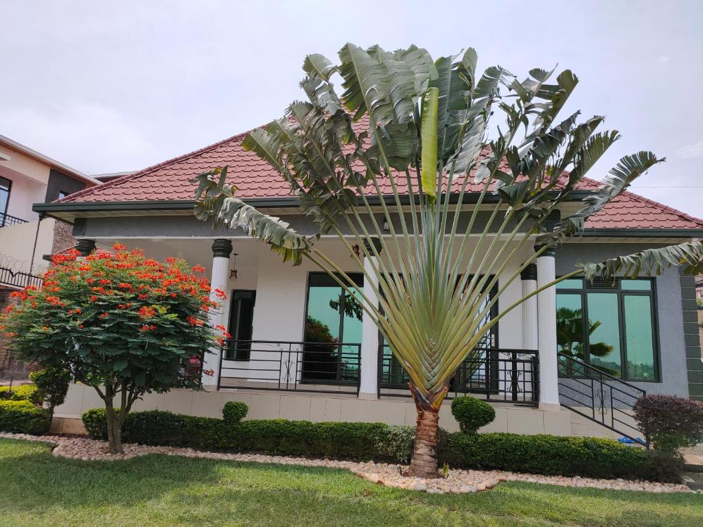 基加利Villa Kikiriki的房屋前的棕榈树