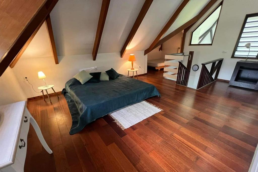 帕皮提Fare APE BUNGALOW F3 Atypical local style的阁楼上的卧室配有一张大床