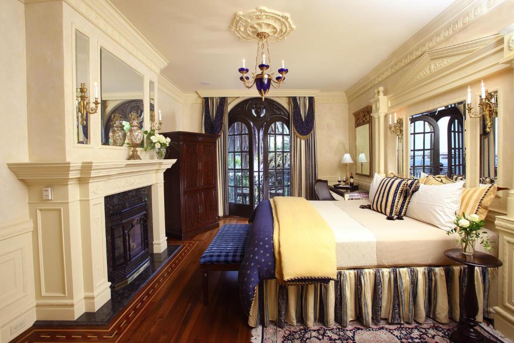 索诺玛雷德森酒店及吉娜酒廊的一间卧室配有一张床和一个壁炉