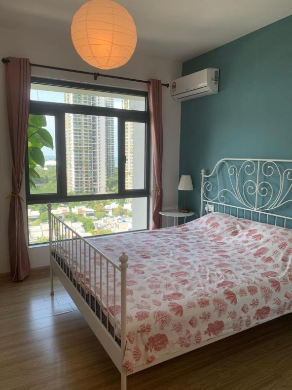 Kampong Pok KechilSea view 2 bedroom Fully furnished Apartment Forest City Starview Bay Johor Malaysia的一间卧室设有一张床和一个大窗户