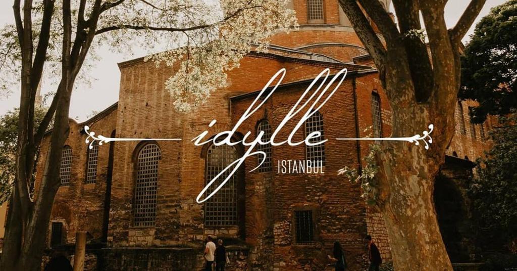伊斯坦布尔伊迪勒酒店的前面有标志的建筑
