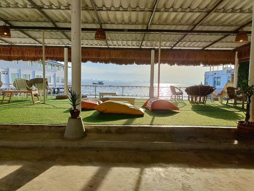 南芭堤雅Chuencheewa Resort的海景客房 - 带椅子和桌子