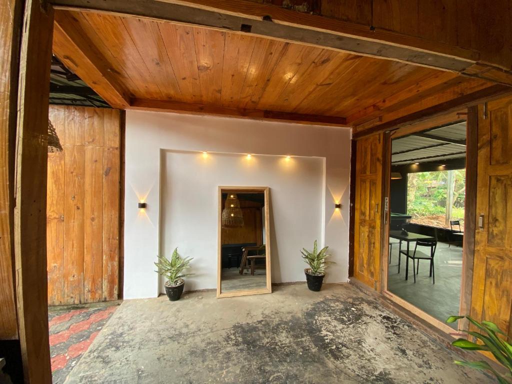 帕罗林Bibhitaki Hostels Palolem Beach的开放式客厅设有木墙和用餐室